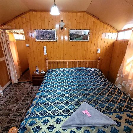 Tashkand Houseboat Srīnagar Eksteriør bilde