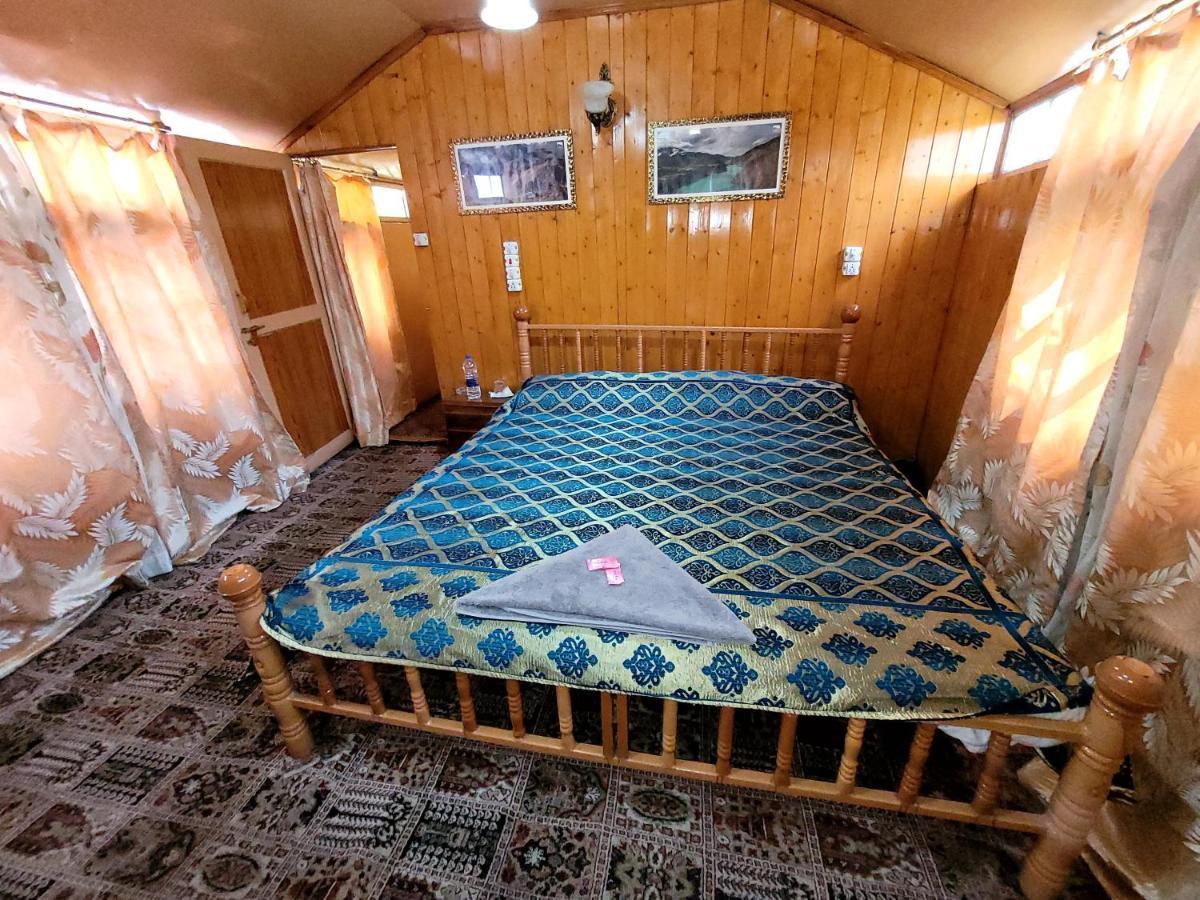 Tashkand Houseboat Srīnagar Eksteriør bilde
