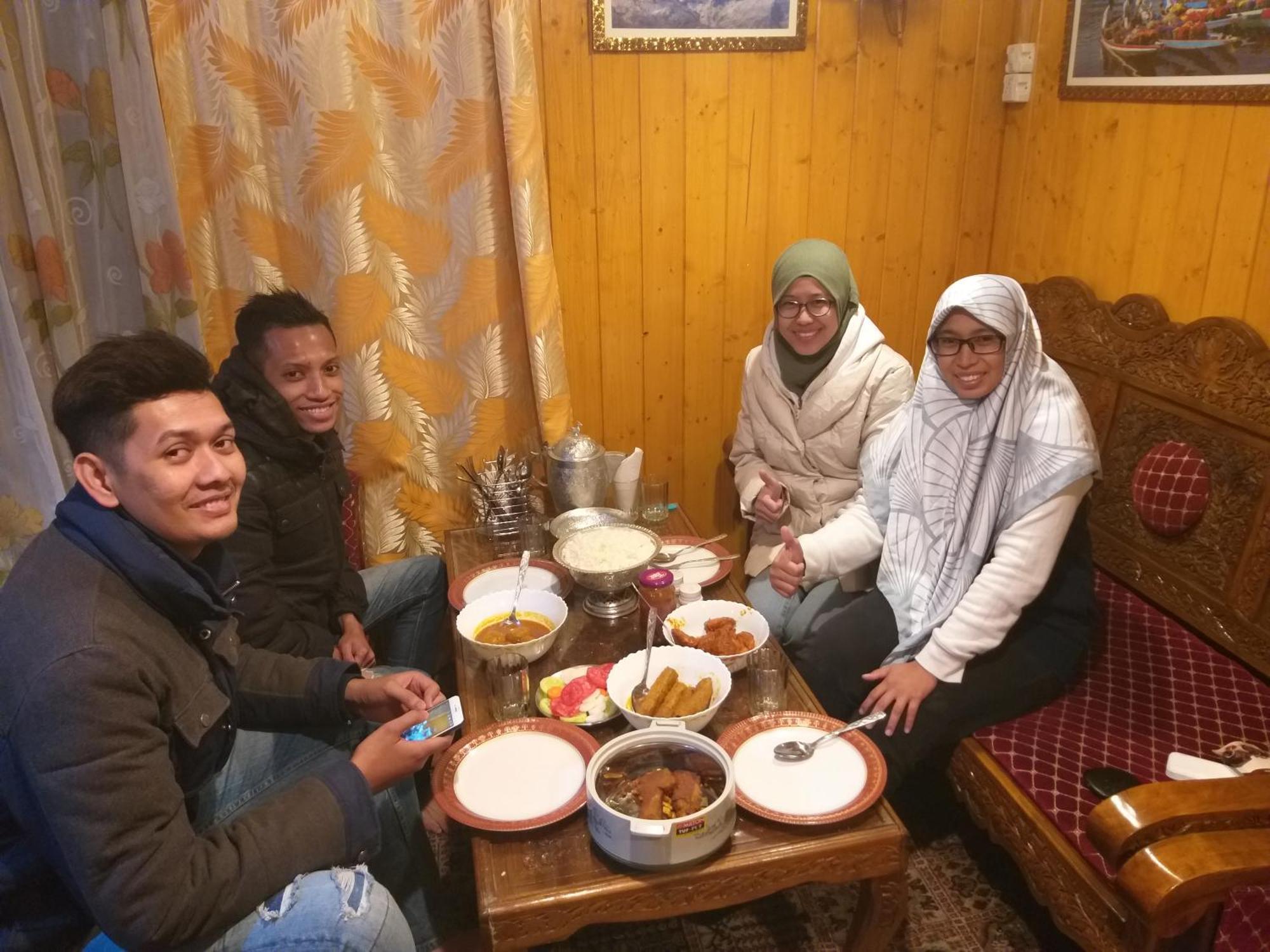 Tashkand Houseboat Srīnagar Eksteriør bilde